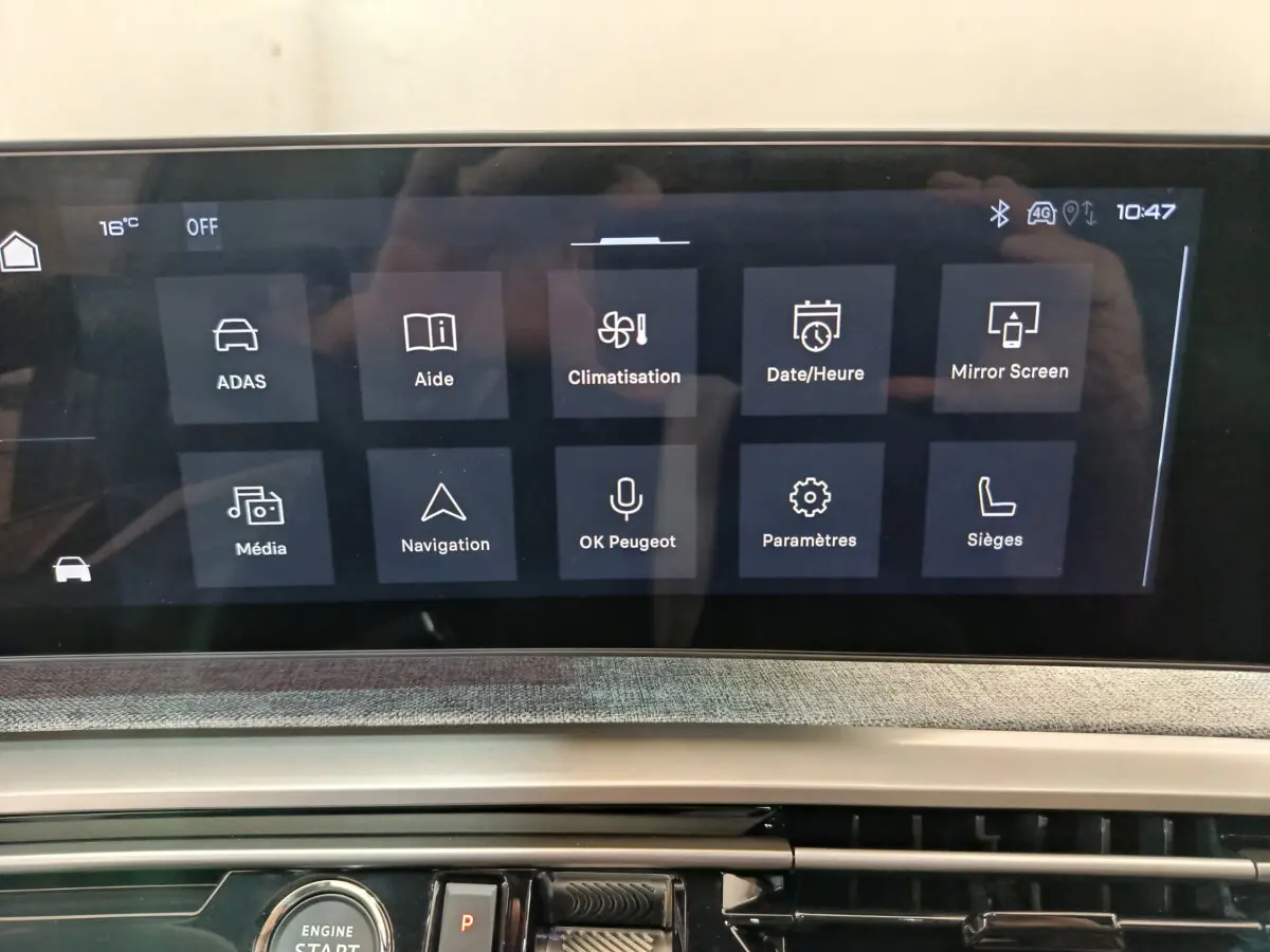 Écran tactile central affichant les menus principaux dans l'habitacle du Peugeot 3008 gris foncé 2025.