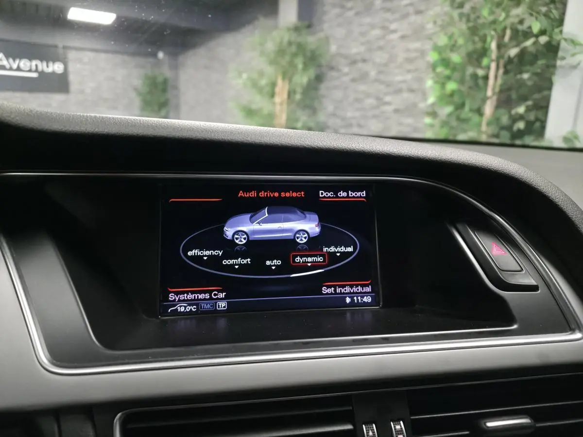 Écran central du tableau de bord Audi A5 Cabriolet blanc affichant le mode de conduite dynamique