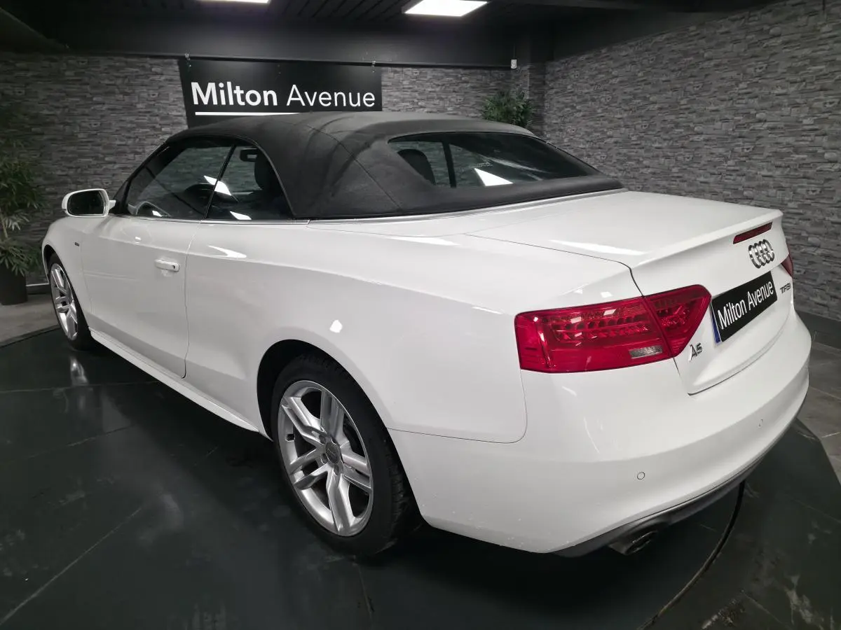 Audi A5 Cabriolet blanc vue 3/4 arrière droit avec capote noire et jantes aluminium sport 5 branches doubles