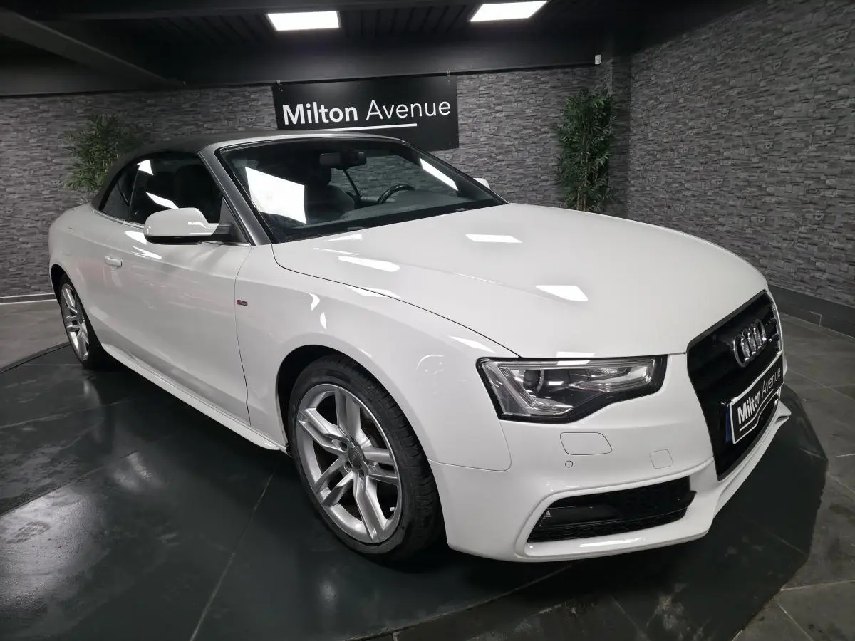 Audi A5 Cabriolet blanc vue 3/4 avant droit avec capote noire et jantes aluminium cinq branches doubles