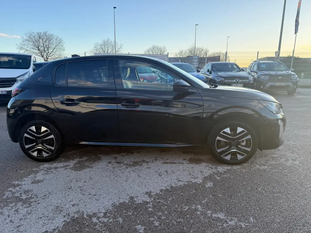 Profil latéral droit d'une Peugeot 208 Hybrid 110 noire avec jantes alliage 16 pouces, stationnée en extérieur.