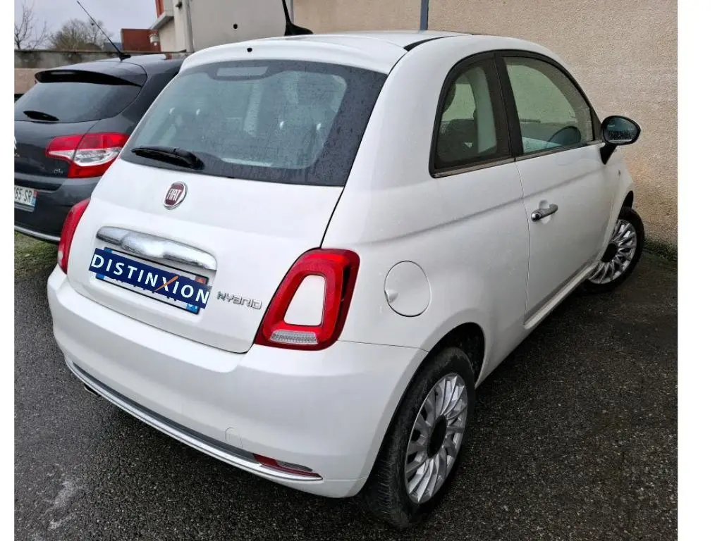 Vue 3/4 arrière droite d'une Fiat 500 blanche Bossa Nova avec badge Hybrid et jantes multibranches.