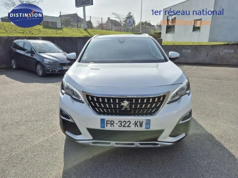 Vue frontale d'un Peugeot 3008 blanc nacré avec calandre chromée et plaques d'immatriculation françaises.