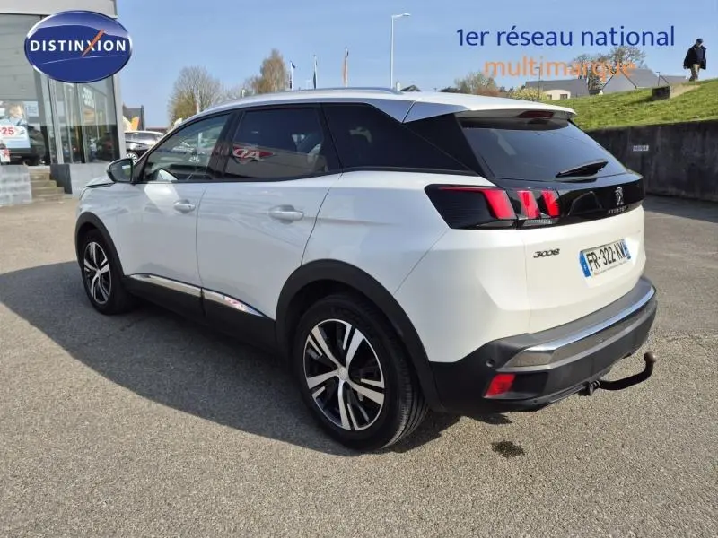 Peugeot 3008 blanc nacré vue 3/4 arrière droit, toit noir et jantes alliage distinctives.