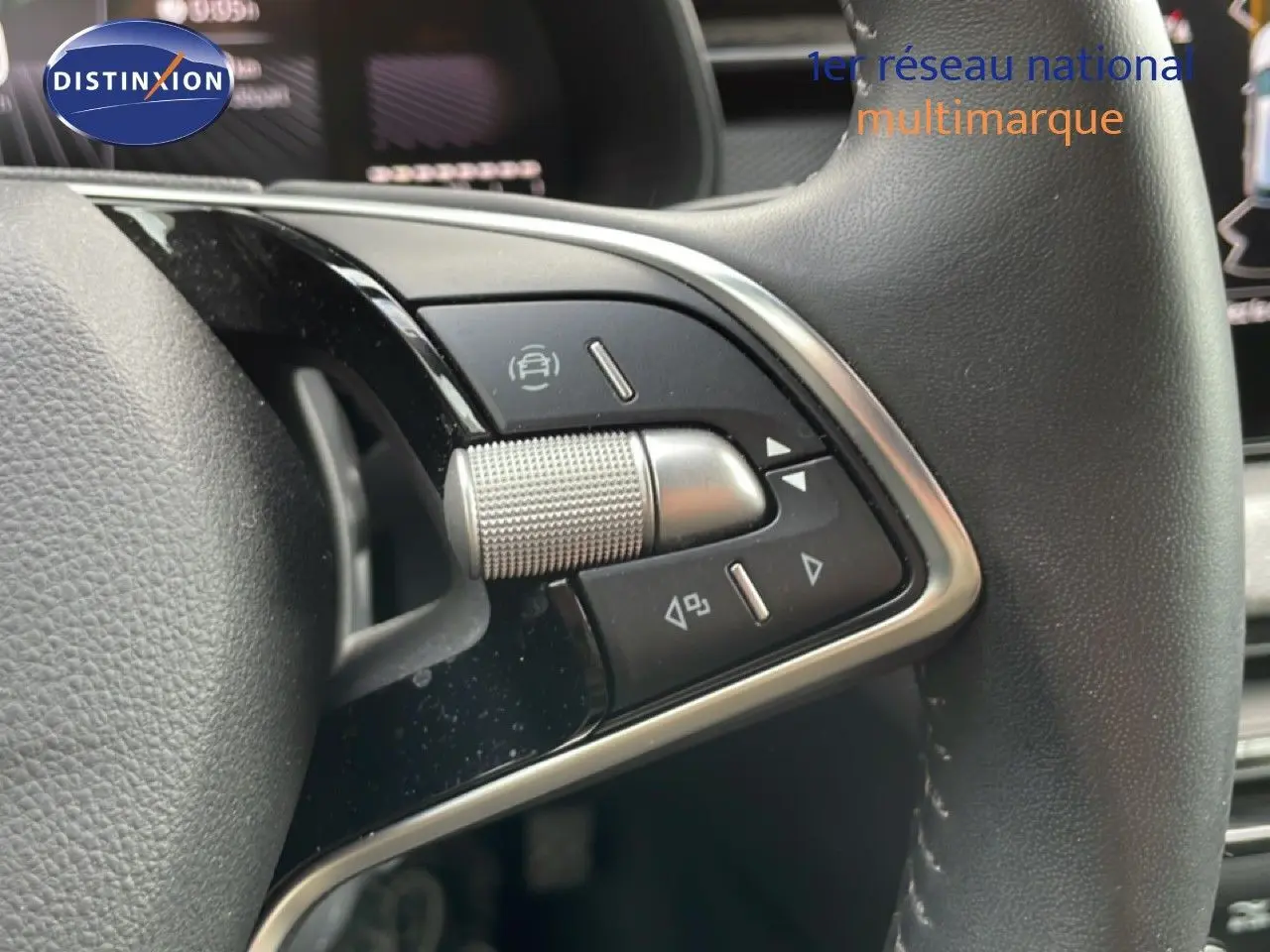 Gros plan sur les commandes multifonctions du volant en cuir noir d'une Skoda Scala blanc glacier, version 2025.