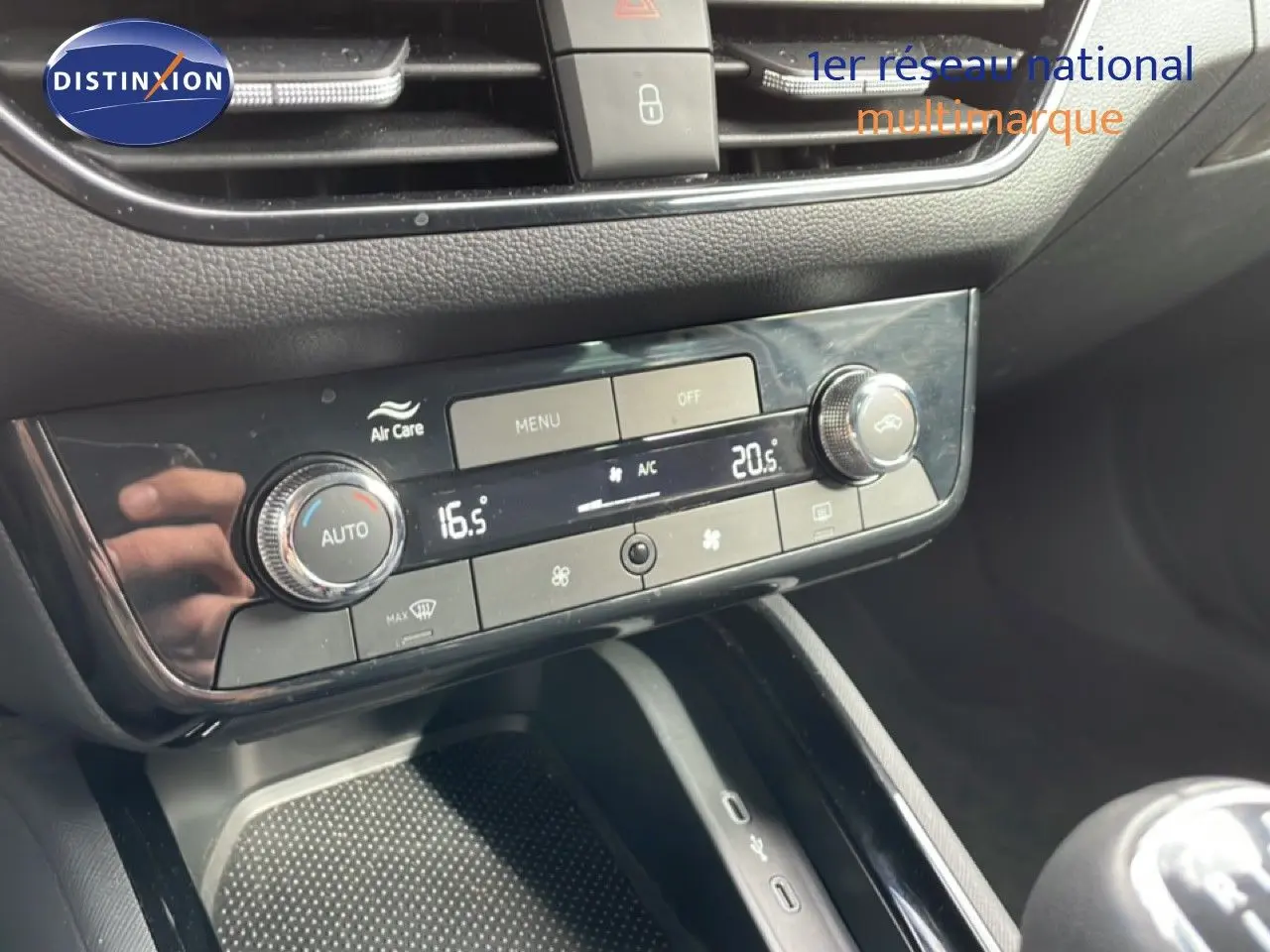 Vue rapprochée de la console centrale de la Skoda Scala blanche, montrant la climatisation digitale et la commande manuelle.