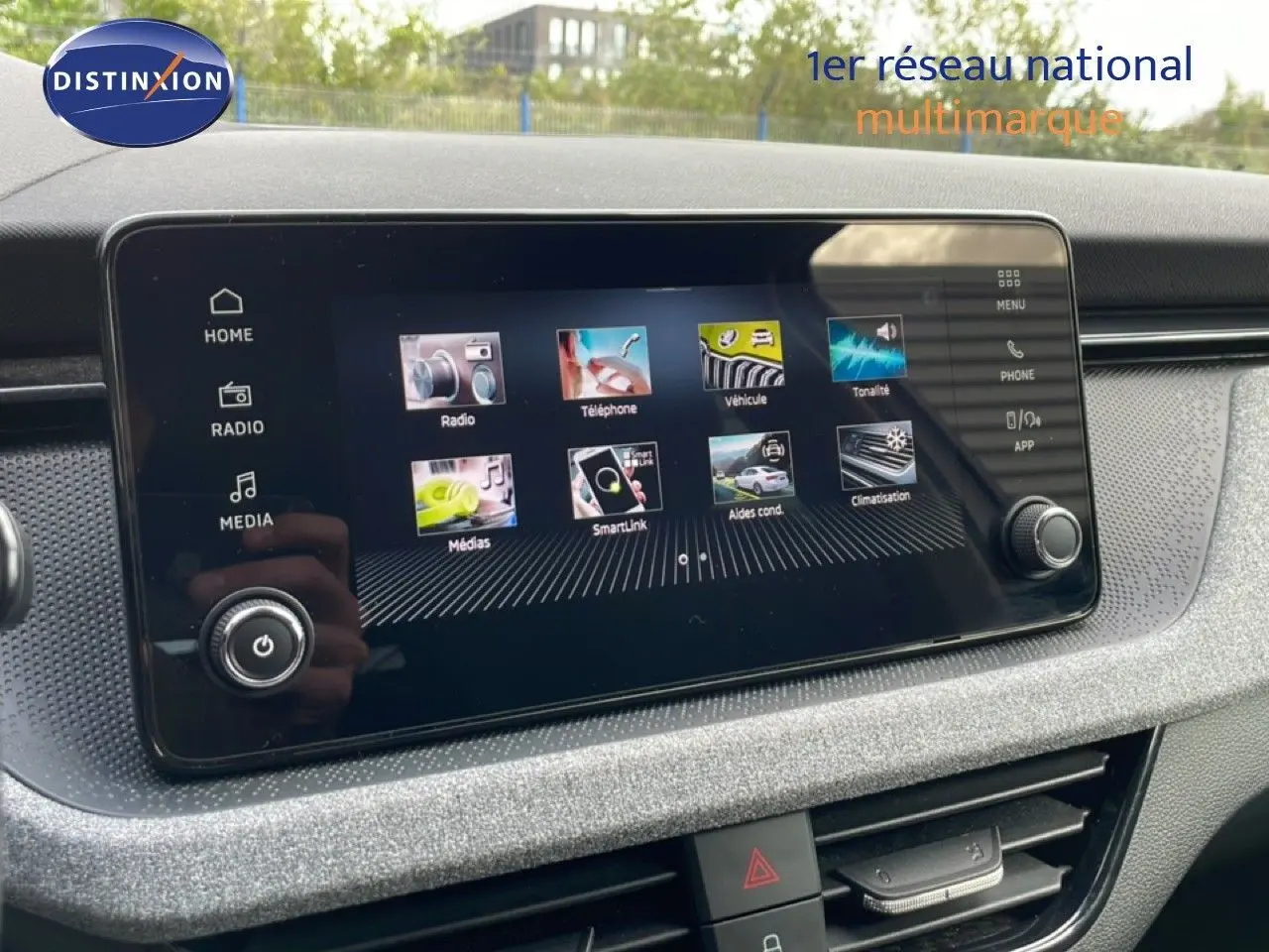 Écran tactile central de la Skoda Scala 2025 montrant les menus radio, téléphone et climatisation, intérieur gris noir.