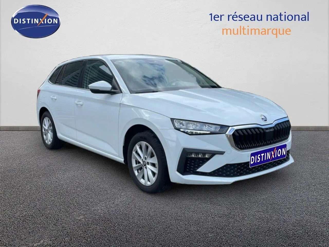 Skoda Scala blanc glacier vue 3/4 avant droit, avec calandre noire et jantes alliage 16 pouces.