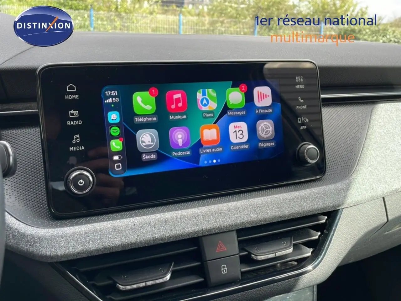 Vue rapprochée de l’écran tactile central du tableau de bord de la Skoda Scala blanc glacier 2025, affichant les applications connectées.