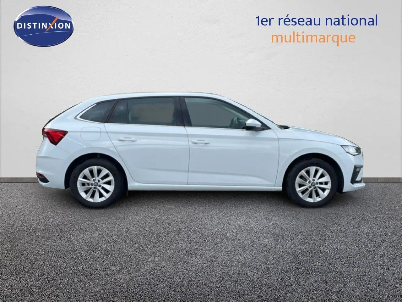 Profil droit d'une Skoda Scala blanc glacier 2025, avec jantes alliage et lignes épurées sur fond neutre.