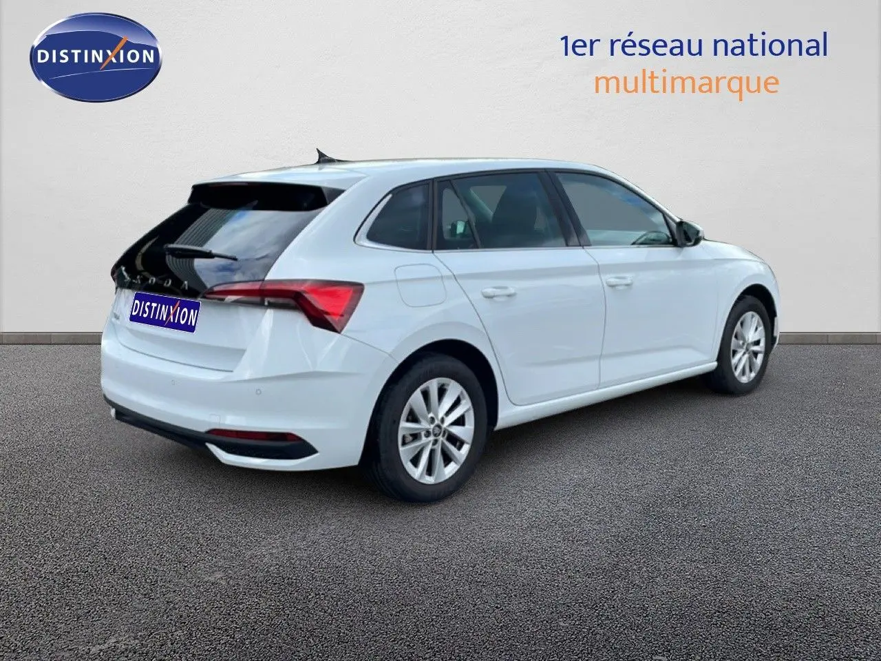 Vue 3/4 arrière droite d'une Skoda Scala blanche glacier avec toit noir et feux arrière LED distinctifs.