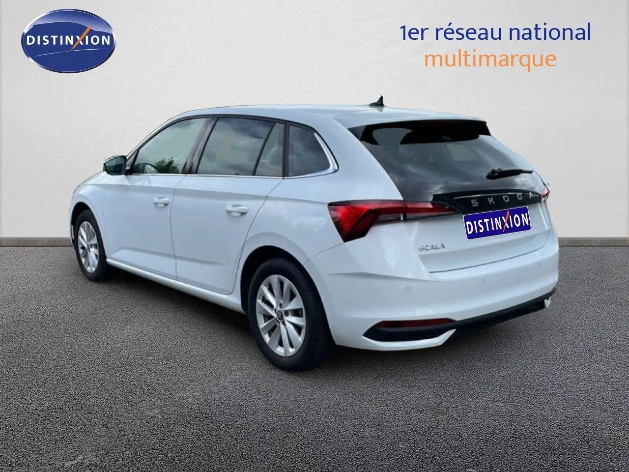 Vue 3/4 arrière droite d'une Skoda Scala blanc glacier avec vitres teintées et feux arrière LED.