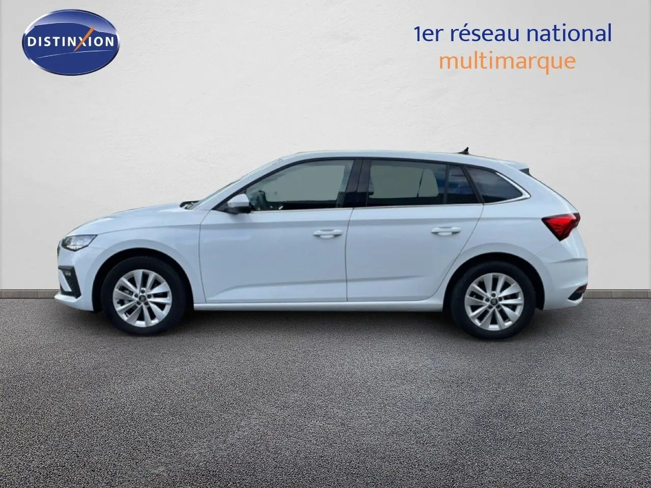 Vue latérale droite d'une Skoda Scala blanc glacier 2025, avec jantes alliage et lignes épurées sur fond neutre.