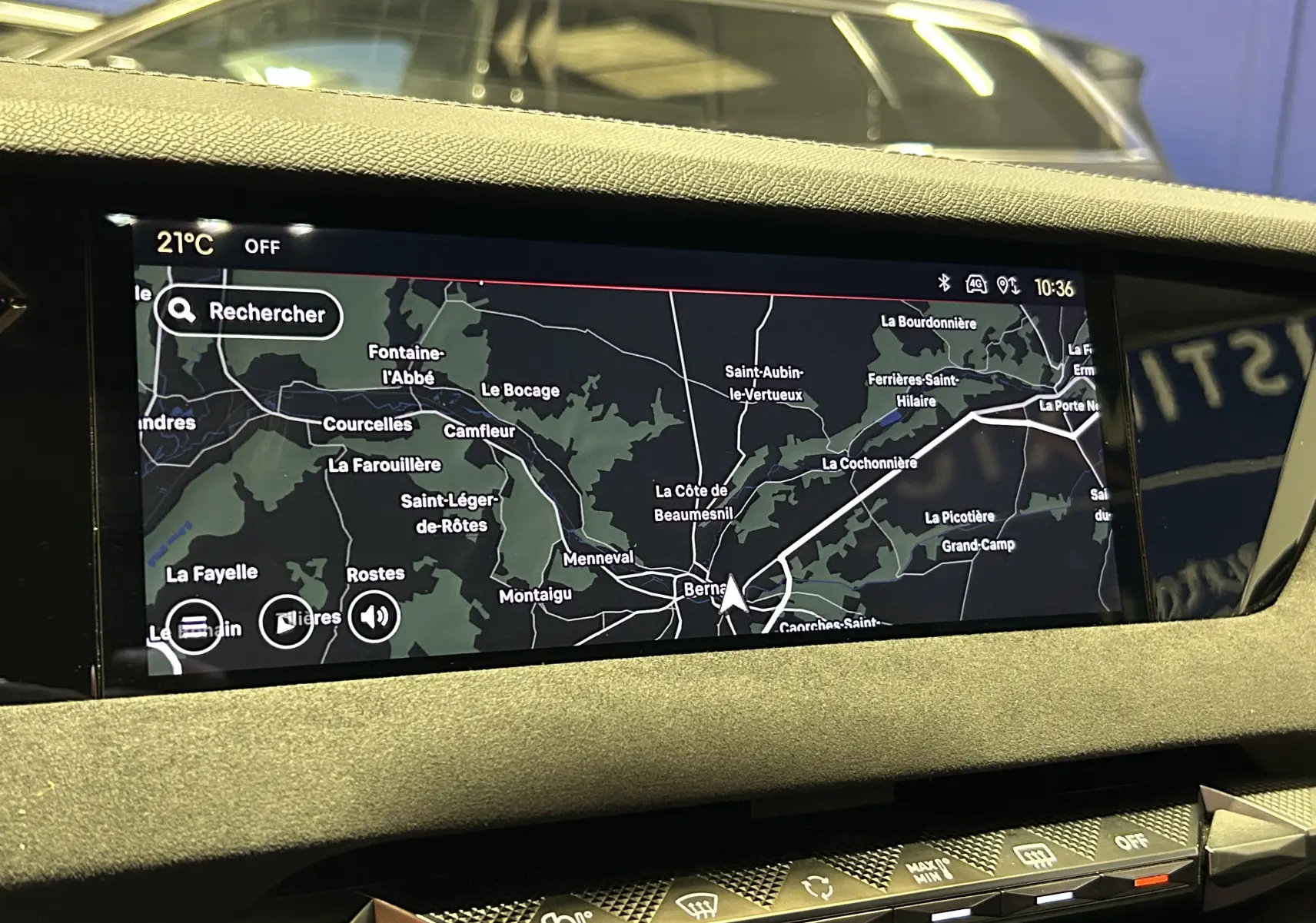 Écran GPS tactile du tableau de bord du DS4 2024, affichant une carte routière en mode nuit.