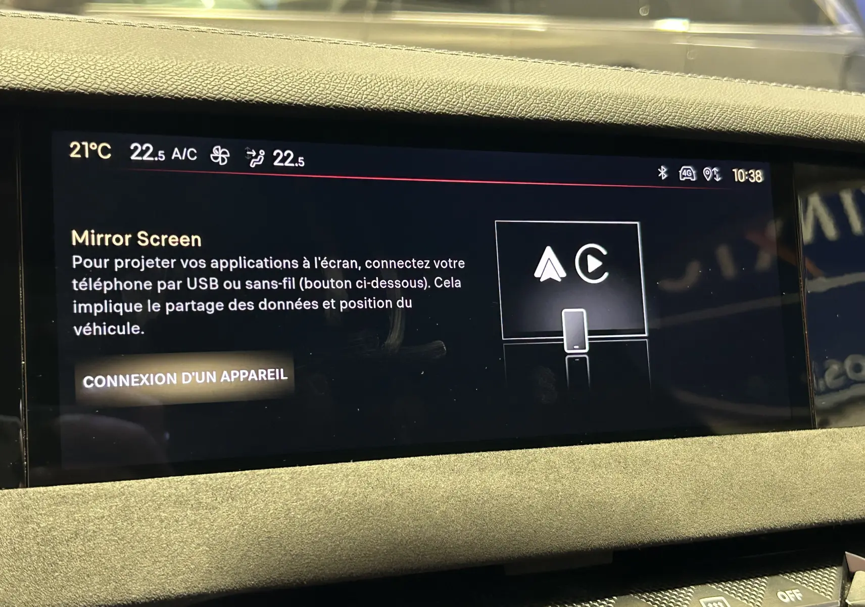 Écran central tactile du DS4 2024 affichant la fonction Mirror Screen avec instructions de connexion USB ou sans-fil.