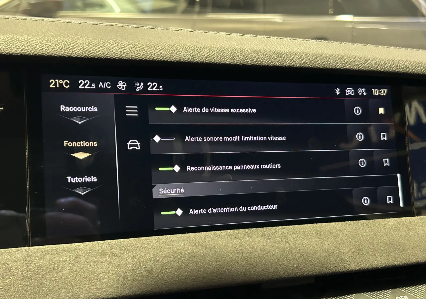 Écran central tactile du DS4 2024 affichant les réglages de sécurité et alertes de conduite, intérieur noir.