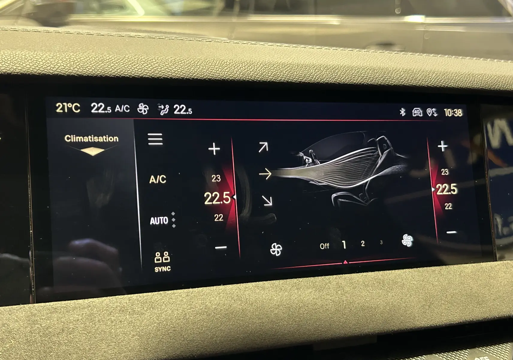 Écran tactile de la climatisation du DS4 2024 noir Perla Nera, affichant la température à 22,5°C et la ventilation réglée.