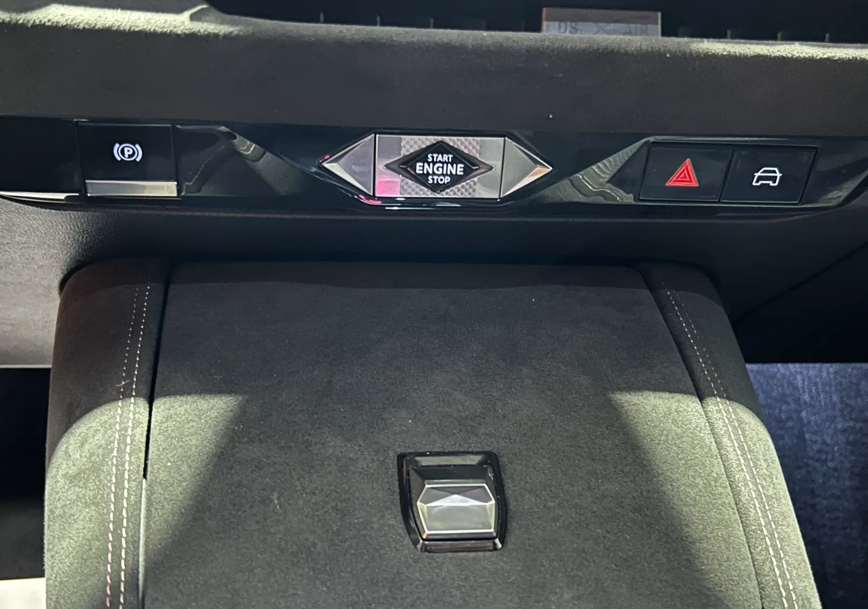 Gros plan sur la console centrale noire avec bouton Start Engine et commandes tactiles du DS4 BlueHDi 130 2024