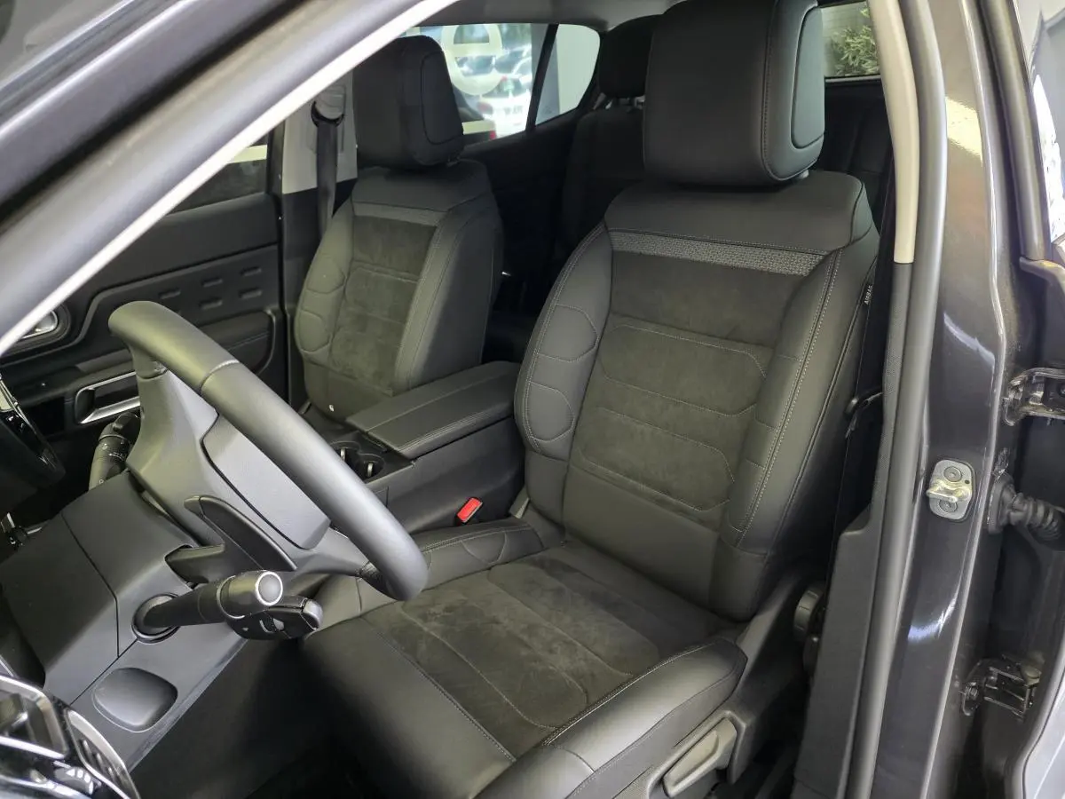 Vue intérieure côté conducteur du Citroën C5 Aircross gris, sièges Advanced Comfort en tissu et cuir gris avec surpiqûres grises.