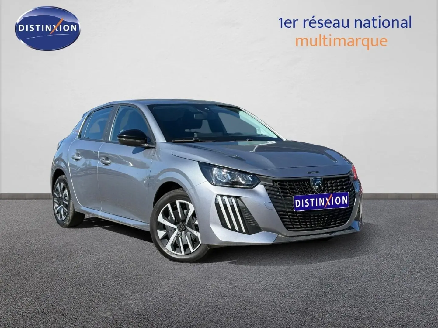 Peugeot 208 gris Artense vue 3/4 avant droit, avec calandre noire et jantes alliage distinctives.
