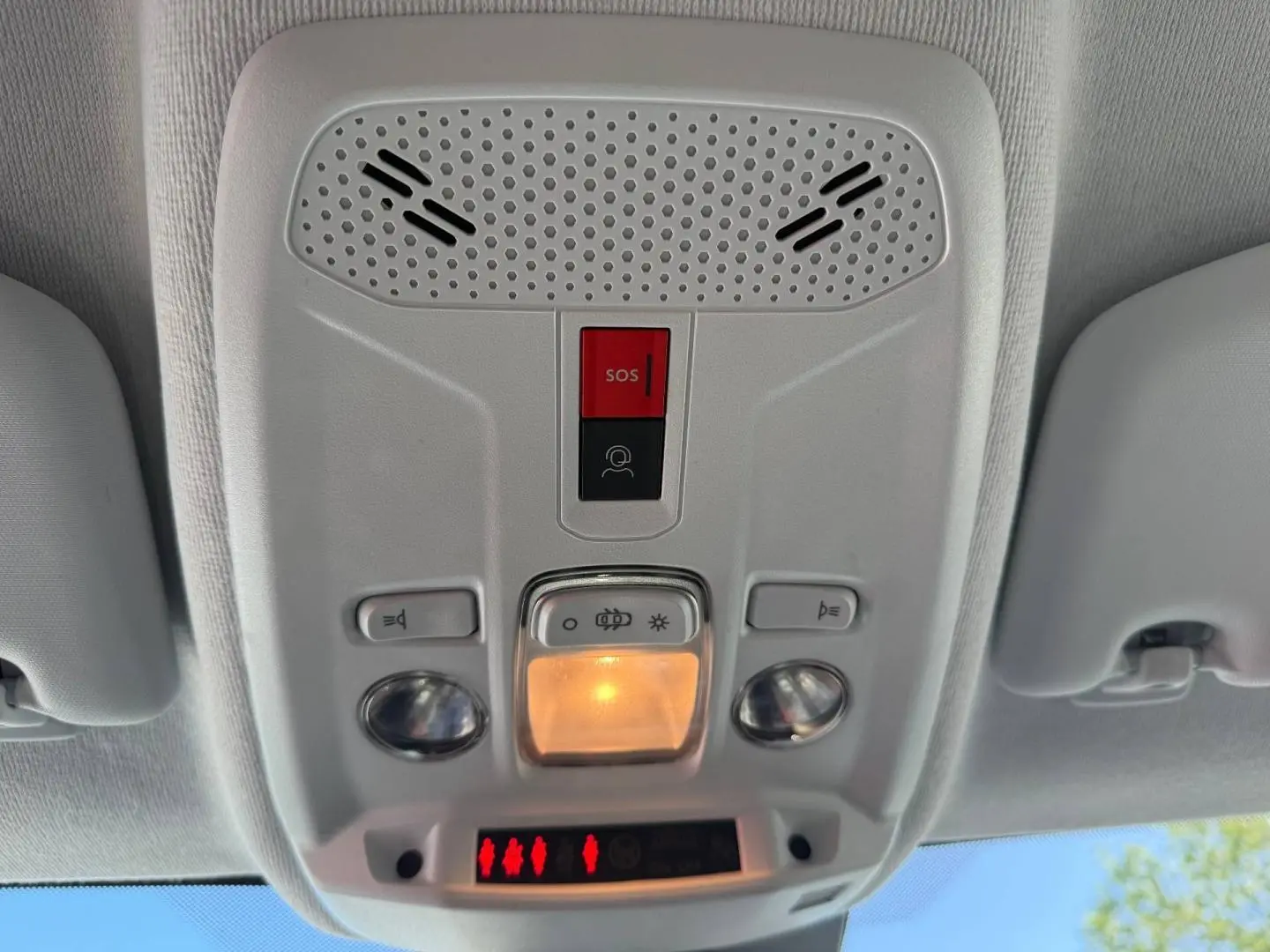 Vue intérieure du plafonnier avec bouton SOS et éclairage dans une Peugeot 208 gris Artense 2025.