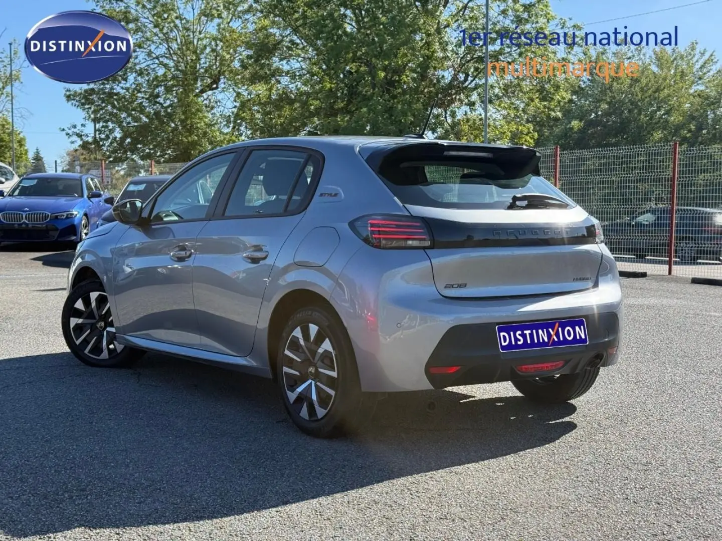 Peugeot 208 gris Artense vue 3/4 arrière droit, avec feux arrière LED et jantes alliage distinctives.