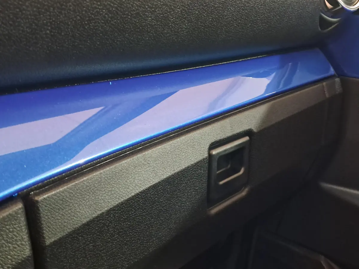 Gros plan sur la garniture intérieure bleue et noire de l’AIXAM AMBITION 2025, côté passager.