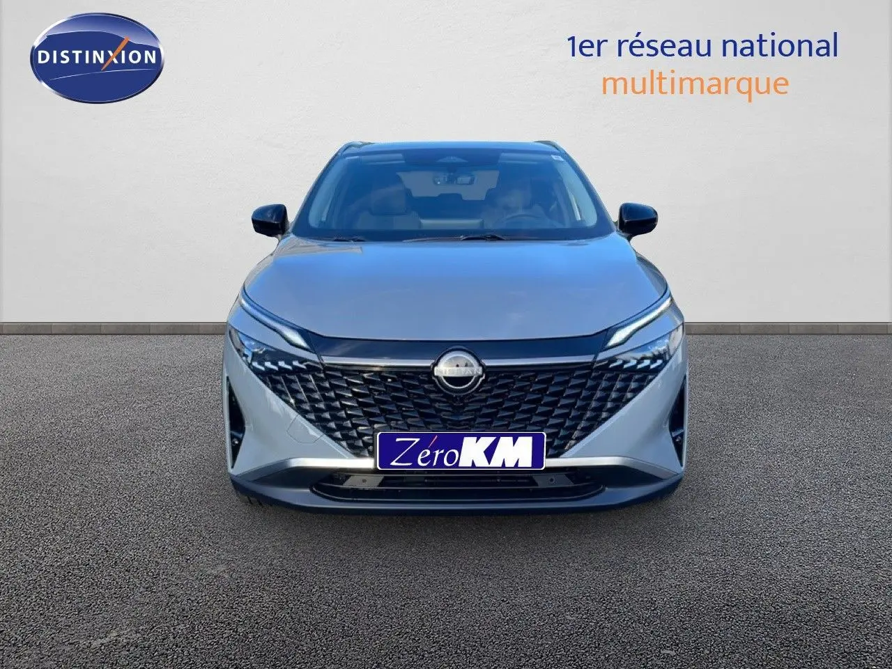 Vue avant d'un Nissan Qashqai 1.5 E-POWER 205CH N-CONNECTA gris argile métal avec calandre noire distinctive.