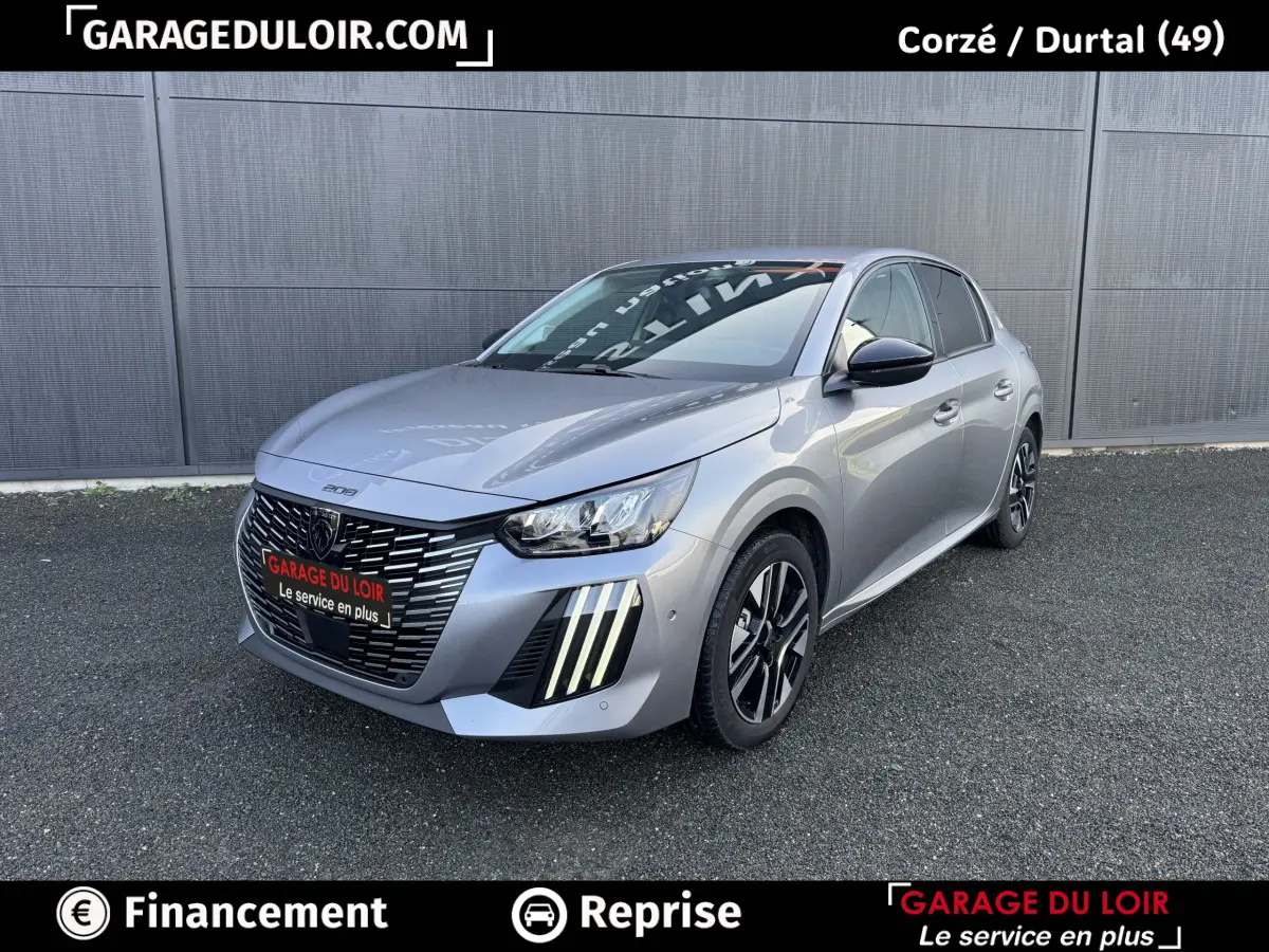 Peugeot 208 Hybrid gris clair vue 3/4 avant droit avec calandre noire et feux LED verticaux distinctifs.