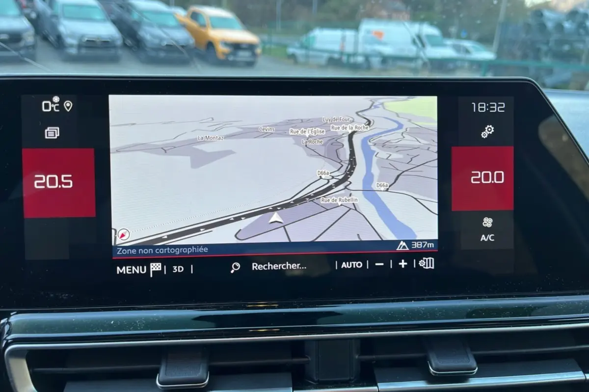 Écran tactile central du Citroën C5 Aircross Hybrid blanc, affichant la navigation GPS et la température intérieure.