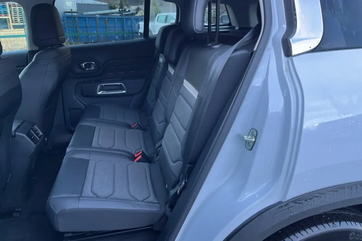 Vue intérieure côté droit des trois sièges arrière individuels gris du Citroën C5 Aircross Hybrid blanc okénite.