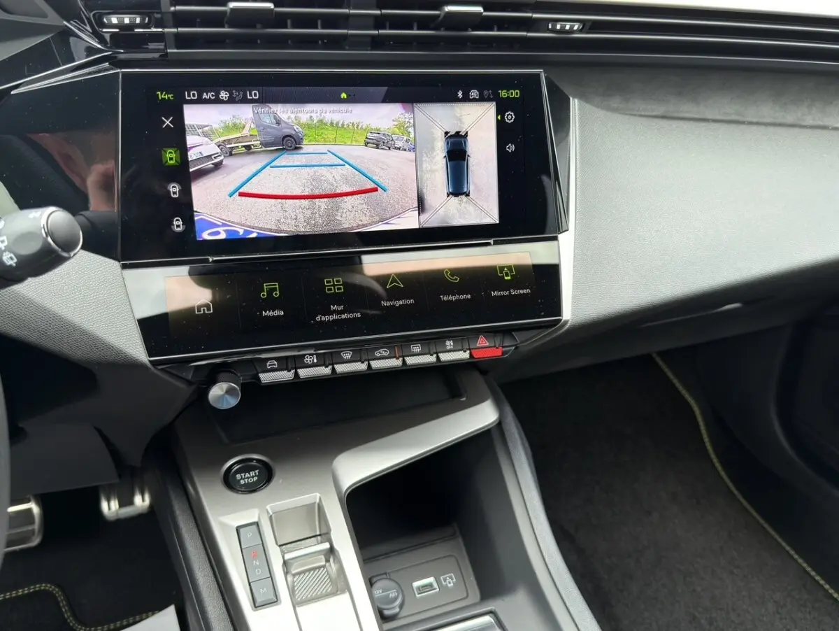 Vue intérieure du tableau de bord et console centrale de la Peugeot 308 gris clair avec écran tactile affichant la caméra 360.