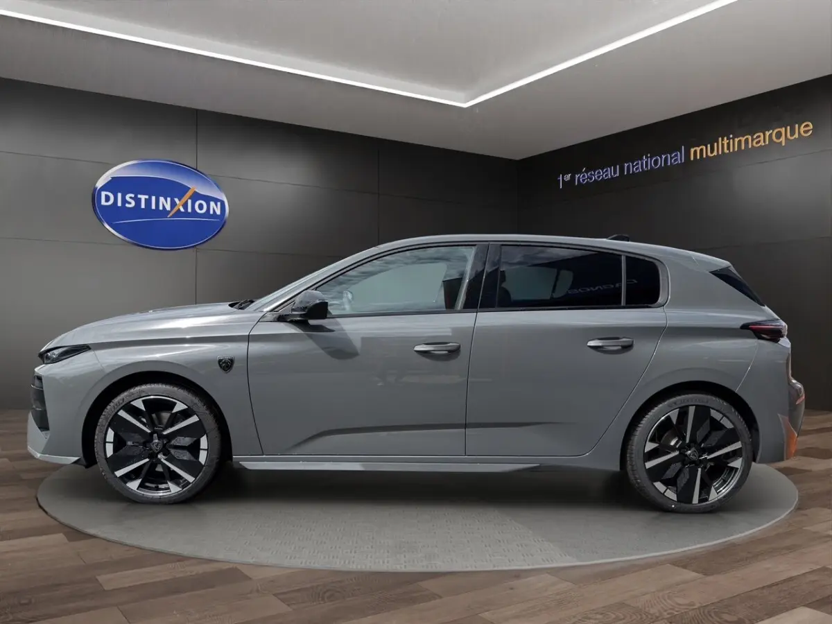Peugeot 308 BlueHDi 130 gris clair vue de profil côté gauche, jantes noires et détails modernes visibles.