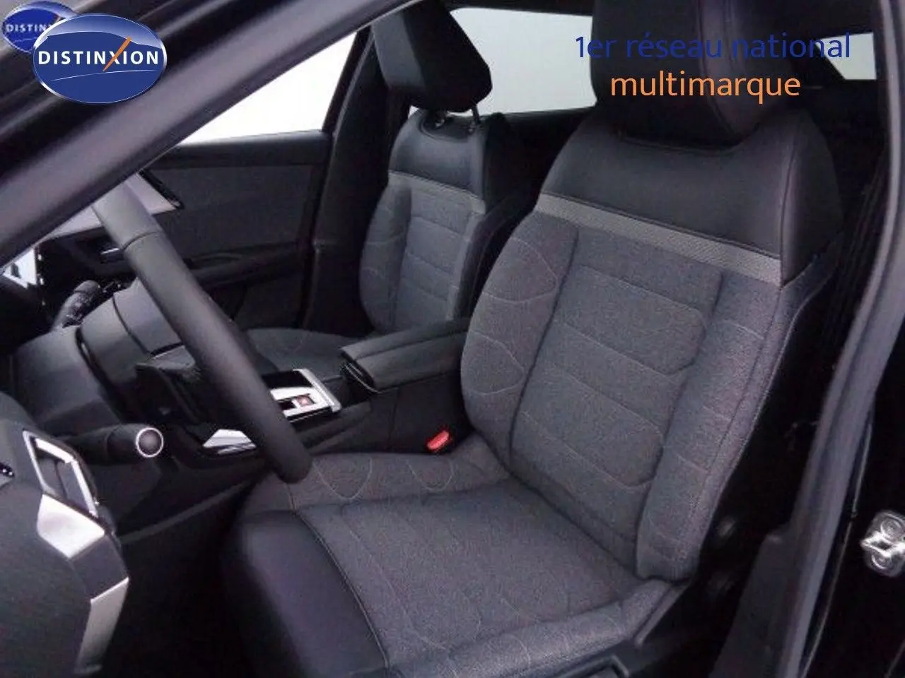 Intérieur de la CITROEN C5 X 2022, vue côté conducteur, sièges tissu gris avec appuie-têtes noirs et console centrale noire.