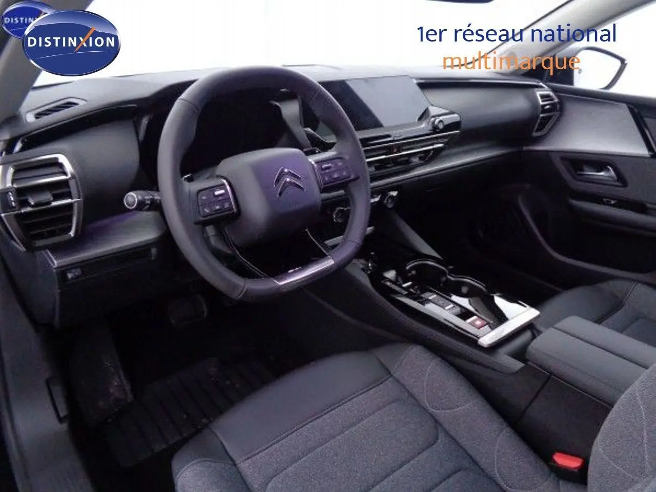 Intérieur noir de la Citroën C5 X 2022, vue du tableau de bord et volant avec commandes intégrées.