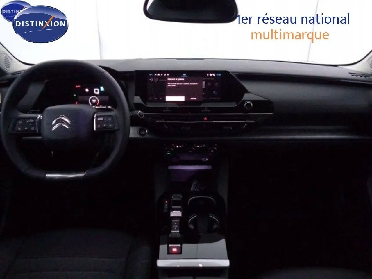 Vue intérieure du tableau de bord et volant Citroën C5 X 2022 noir, avec écran tactile central et commandes au volant.