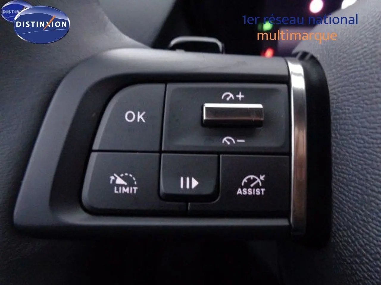 Gros plan sur les commandes de régulateur de vitesse au volant d'une Citroën C5 X noir métal 2022.