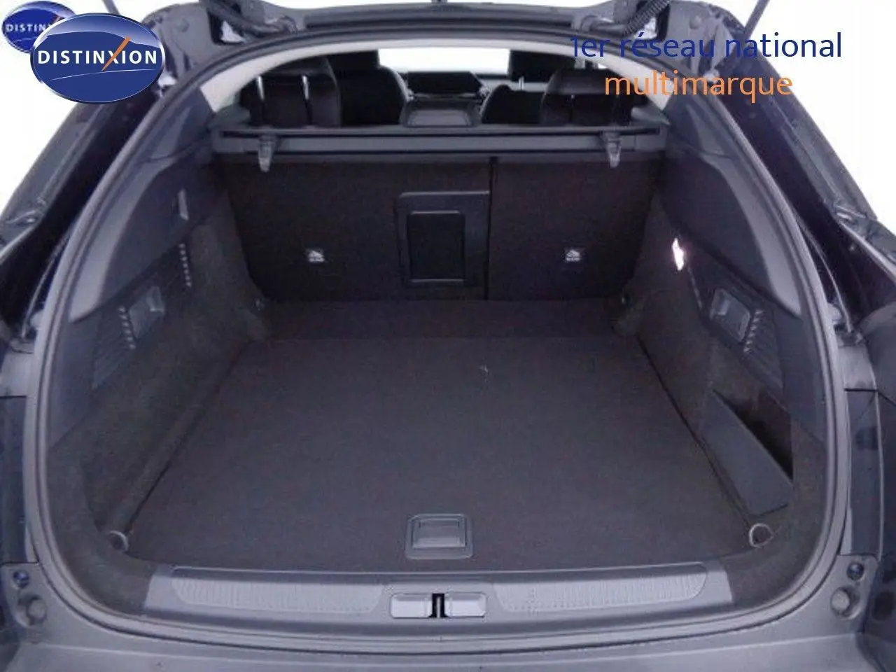 Coffre ouvert d'une Citroën C5 X noir métal 2022, vue arrière montrant un espace de chargement spacieux et bien fini.