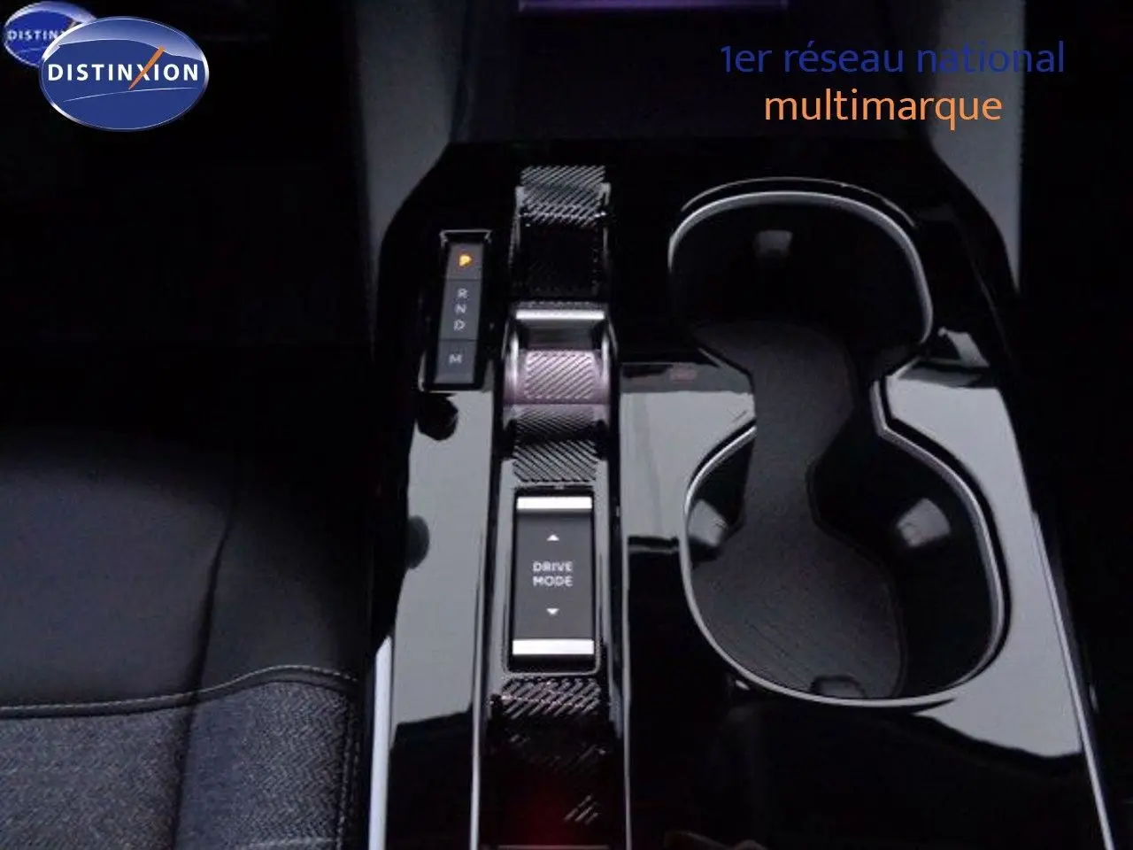 Console centrale noire brillante avec sélecteur de boîte automatique et bouton Drive Mode dans une Citroën C5 X 2022.