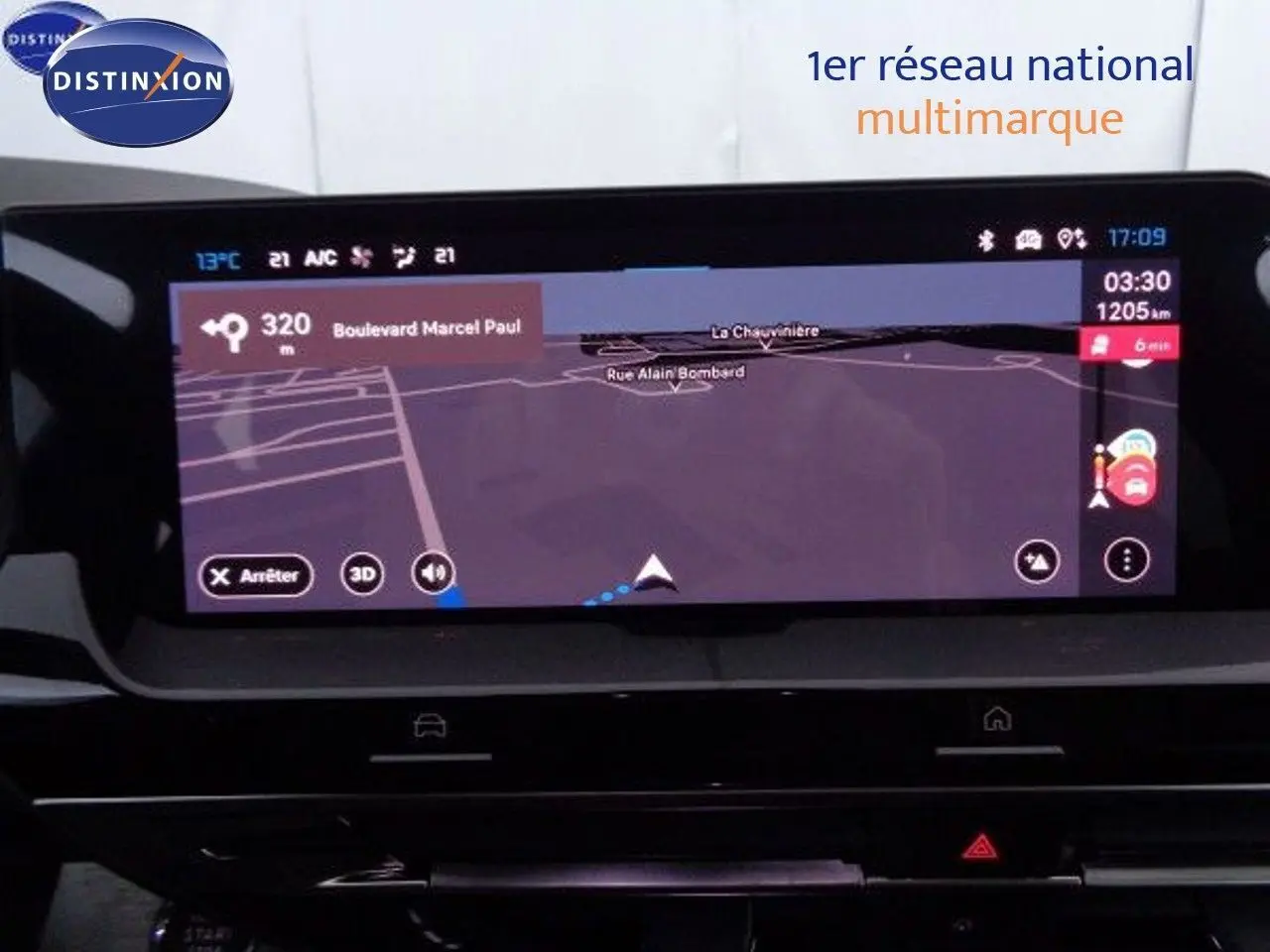 Tableau de bord de Citroën C5 X noir métal 2022 avec écran tactile affichant la navigation GPS en intérieur.