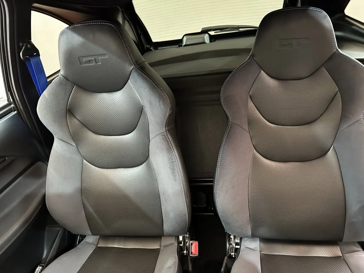 Vue rapprochée des sièges avant noirs GT de l'AIXAM AMBITION 0.5 CITY COUPE GTI E5+ 2025.