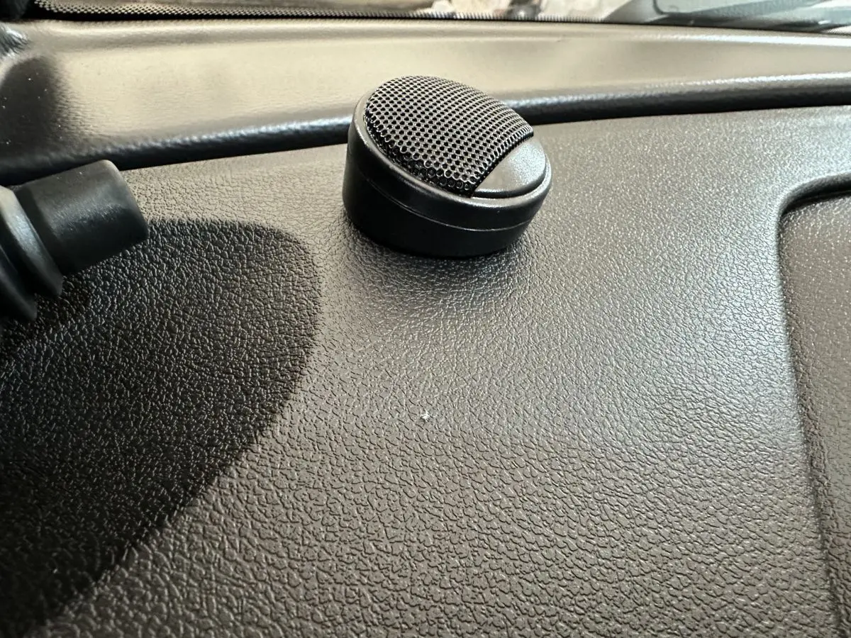 Gros plan sur le haut-parleur noir du tableau de bord de l'AIXAM AMBITION 0.5 CITY COUPE GTI E5+ 2025.