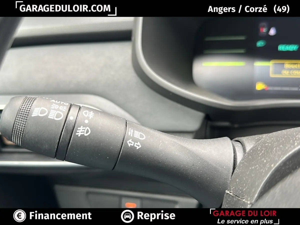 Gros plan sur la manette de commande des phares et clignotants dans l'habitacle gris du Dacia Jogger Extreme+ Hybrid 2025.