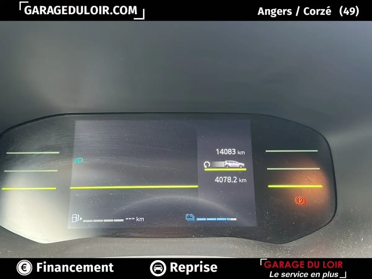 Tableau de bord numérique du Dacia Jogger Extreme+ Hybrid 140 2025 affichant 14 083 km, vue frontale rapprochée.