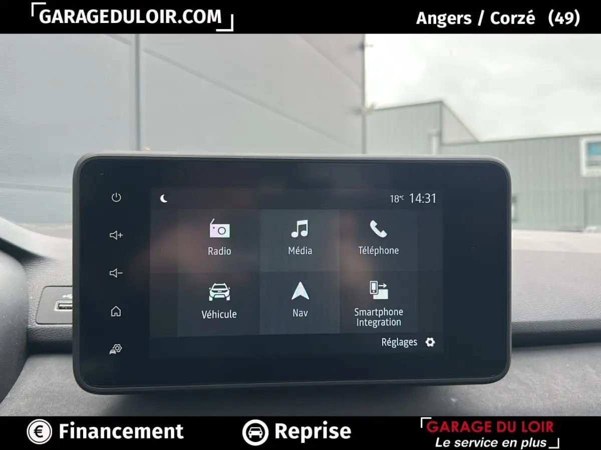 Écran tactile central du tableau de bord du Dacia Jogger Hybrid 2025, affichant les options multimédia et navigation.