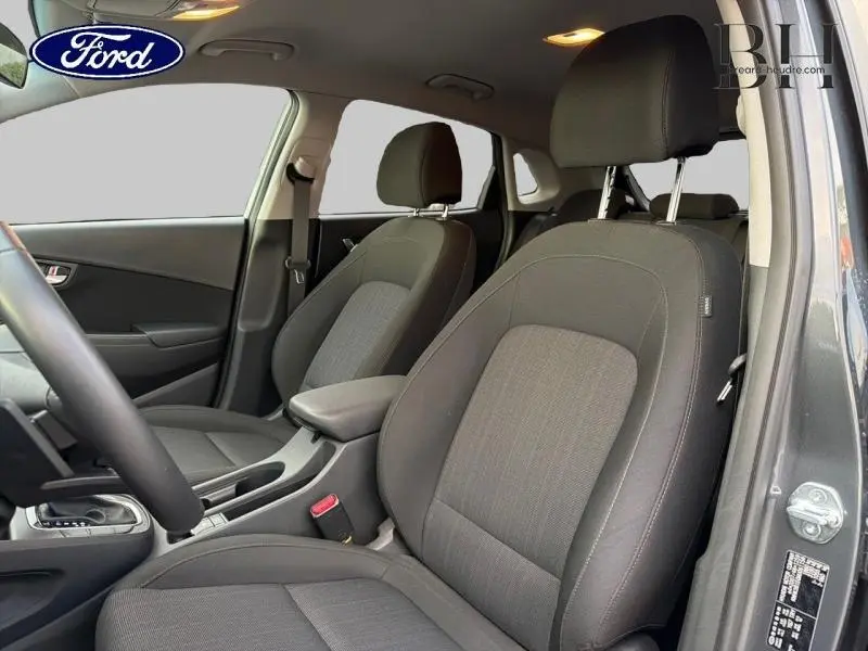 Intérieur avant du Hyundai Kona 2021 Cyber Grey Métal, sièges tissu noir vus côté droit avec accoudoir central.