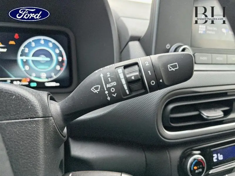 Gros plan sur la commande d'essuie-glace côté gauche dans l'habitacle d'une Hyundai Kona gris métallisé.