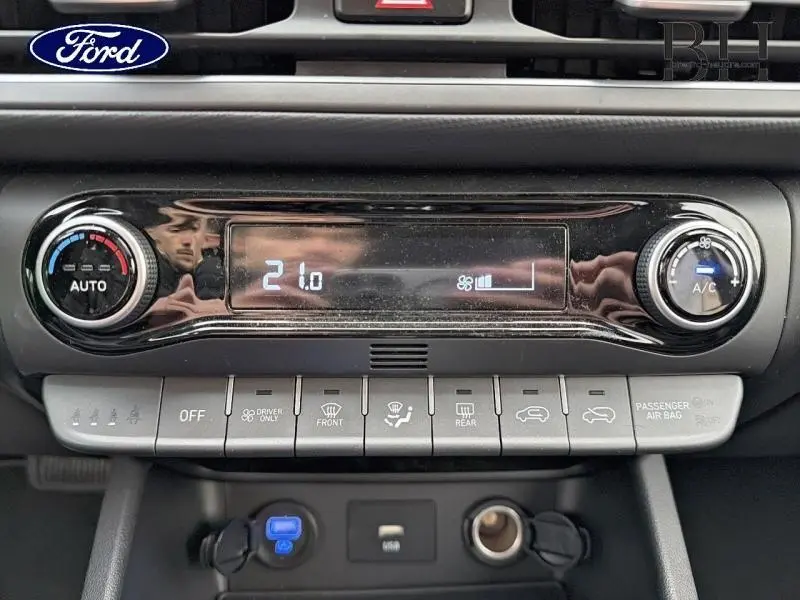Tableau de bord avec commandes climatisation digitale et boutons multifonctions du Hyundai Kona Cyber Grey Métal 2021.