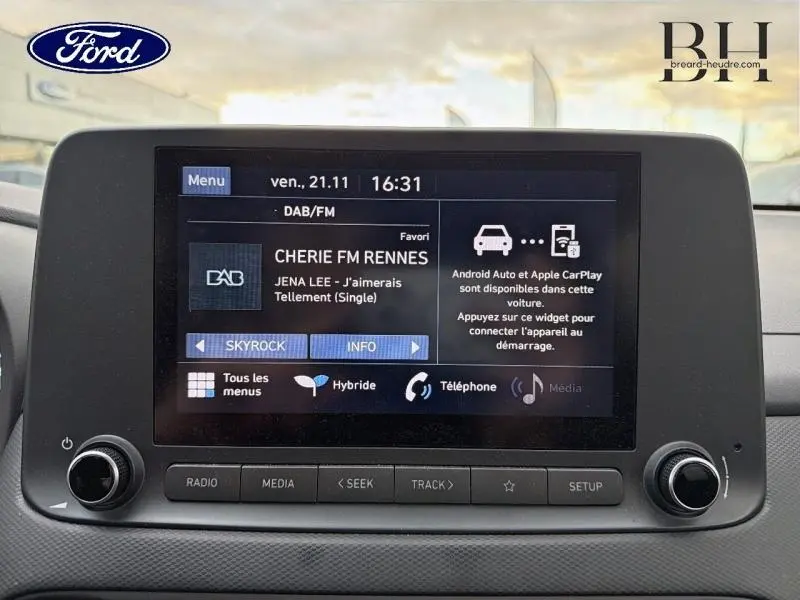 Écran tactile multimédia affichant la radio DAB dans un Ford, vue frontale du tableau de bord noir.