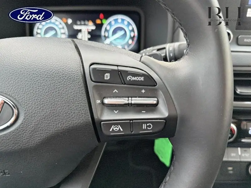 Gros plan sur les commandes multifonctions côté droit du volant cuir noir d'un Hyundai Kona Cyber Grey 2021.